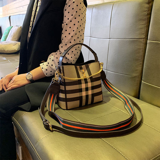 Hong Kong Purchasing Genuine Leather Women's Bag 2022 New Versatile Wide Shoulder Strap Chain Small Bag Bucket Bag One-shoulder Diagonal Cross Bag Trendy