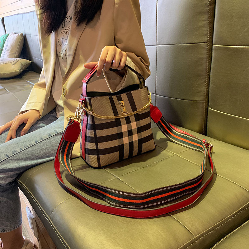 Hong Kong Purchasing Genuine Leather Women's Bag 2022 New Versatile Wide Shoulder Strap Chain Small Bag Bucket Bag One-shoulder Diagonal Cross Bag Trendy