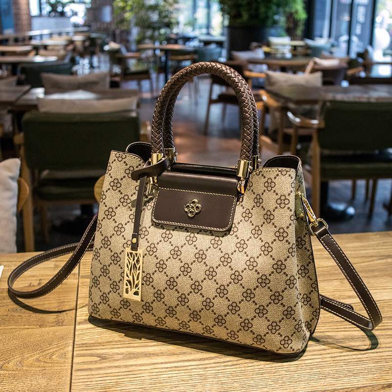 Counter genuine 2021 autumn and winter new style ins super hot women's bag printed hand-held crossbody bag for women