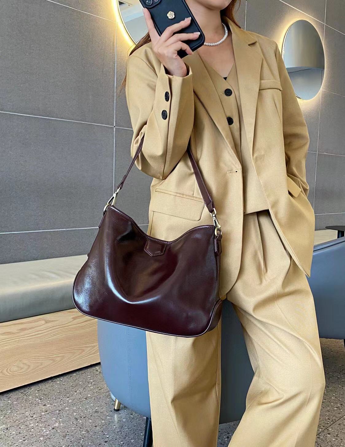 Casual soft-surface retro large-capacity bag for women in autumn and winter new popular crossbody bag shoulder bucket bag