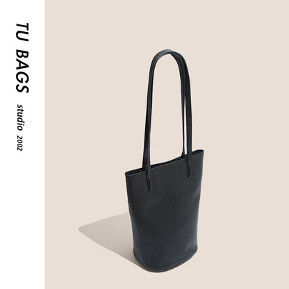 Genuine leather bucket bag for women 2023 new style lazy retro shoulder bag niche soft leather women's bag commuter armpit tote bag