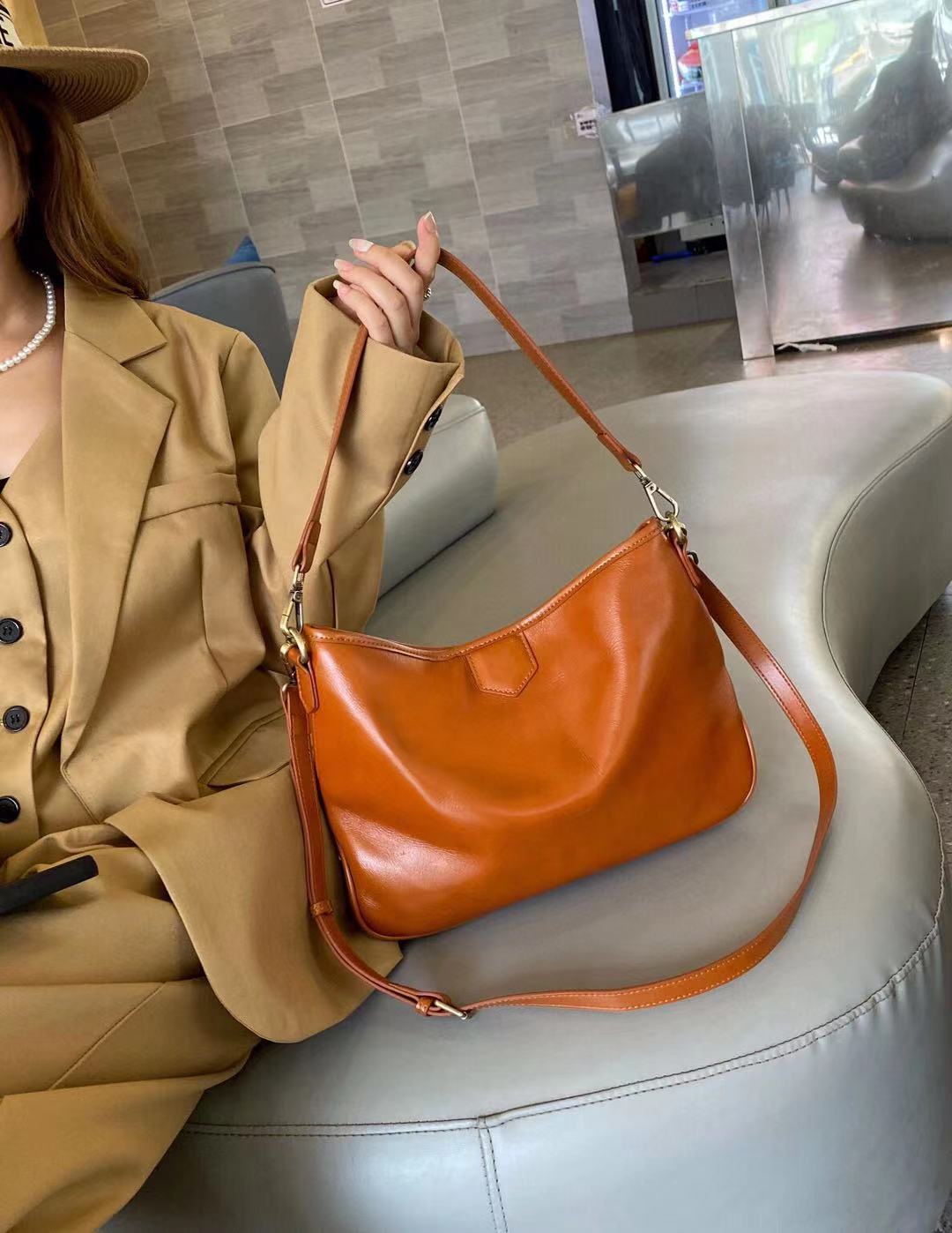 Casual soft-surface retro large-capacity bag for women in autumn and winter new popular crossbody bag shoulder bucket bag