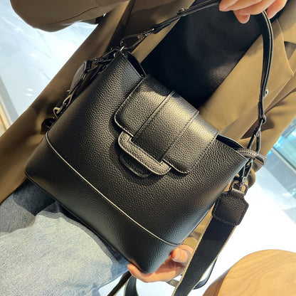 Korean style simple and versatile woven shoulder bag large capacity genuine leather bag genuine leather lightweight bucket bag women 2022 new trend