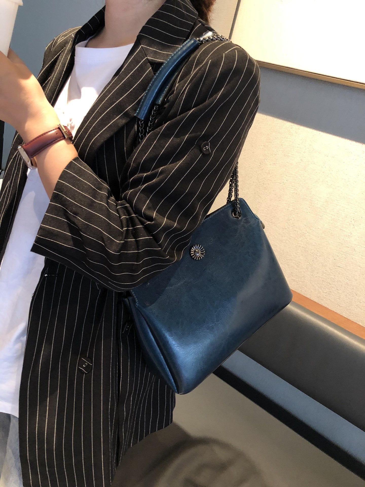 2022 Autumn New Style European and American Retro Bags and Leather Goods Solid Color Small Square Bag Genuine Leather Retro Women’s Crossbody Bag 6607