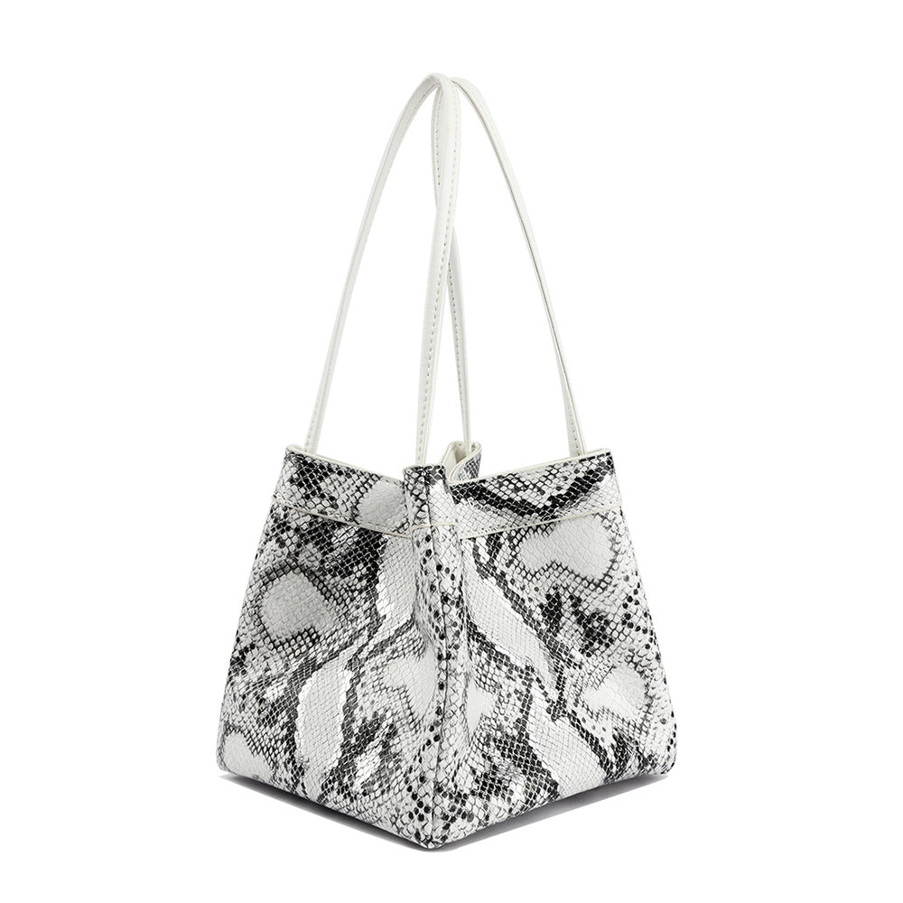 Light luxury trend 2023 spring and summer new niche design fashionable women's bag first-layer cowhide water snake pattern portable bucket bag