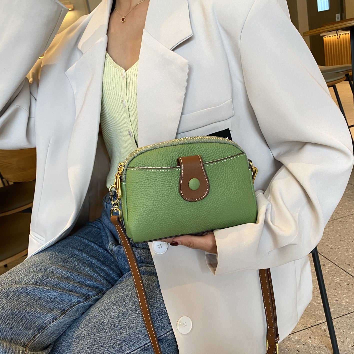 2022 spring new style European and American retro luggage and leather goods solid color small square bag genuine leather contrasting color crossbody bag