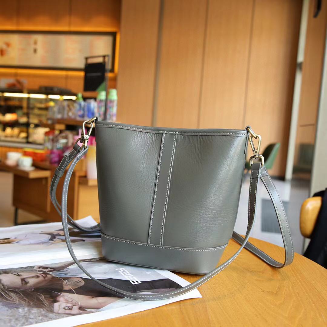 Guangzhou Genuine Leather Women's Bag Wholesale Fashion Handbag Portable Genuine Leather Bucket Bag First Layer Vegetable Tanned Cowhide Crossbody Bag Women