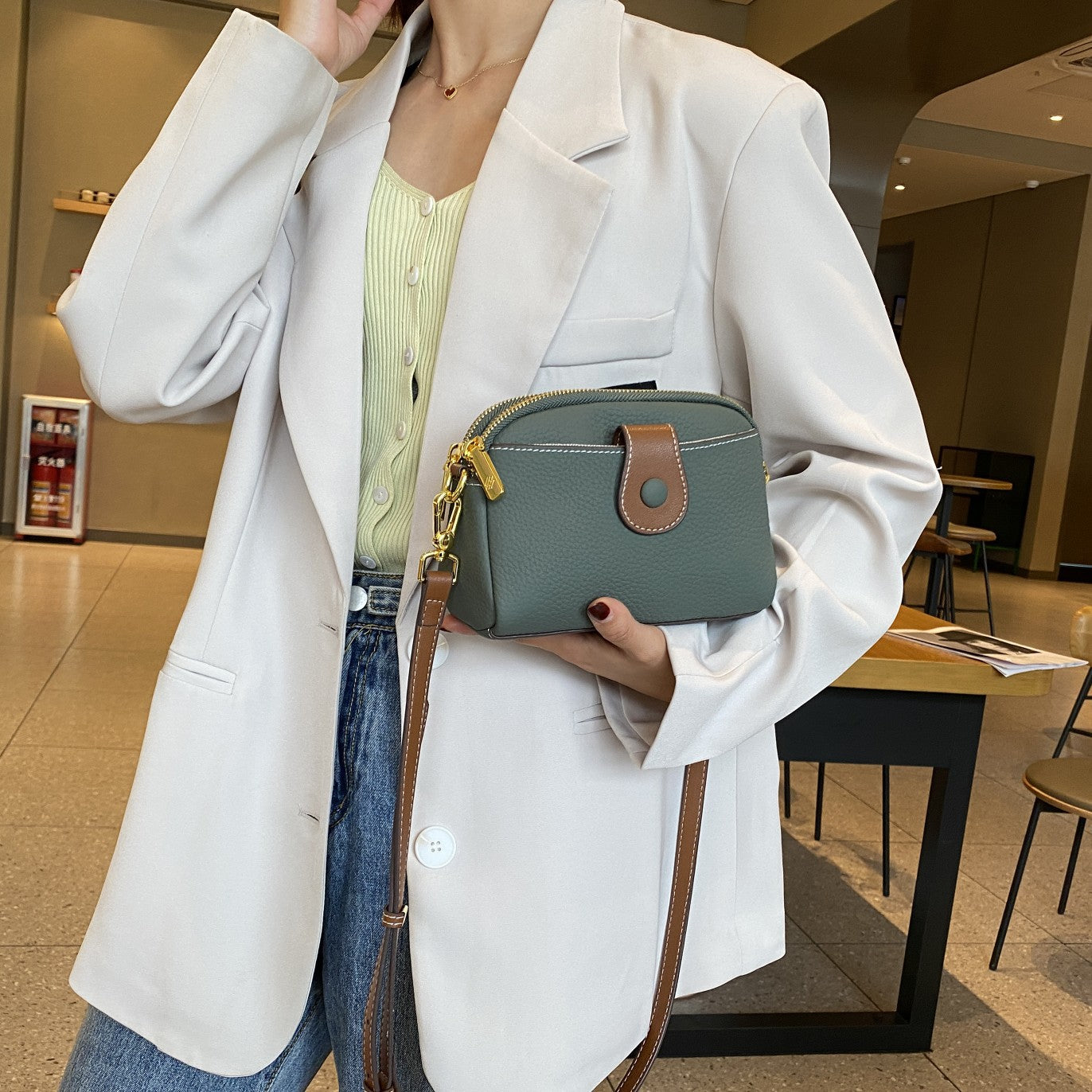 2022 spring new style European and American retro luggage and leather goods solid color small square bag genuine leather contrasting color crossbody bag